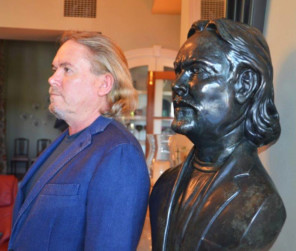 Bust to Hold Subjects Ashes Bust to Hold Subjects Ashes